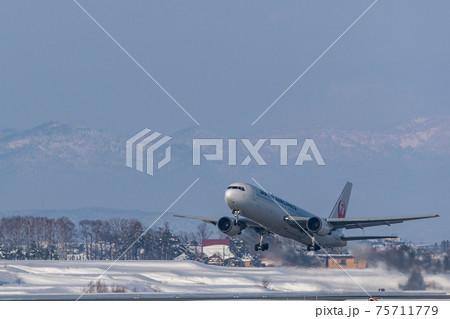 離陸する旅客機・飛行機・航空機 離陸する旅客機・飛行機・航空機 75711779