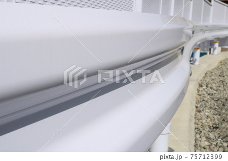 歪曲したガードレールのビーム 75712399