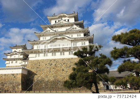 国宝　姫路城天守閣と西小天守　兵庫県 75712424