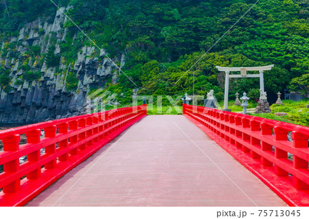 雄島の柱状節理と大湊神社の風景　福井県坂井市三国町にて 75713045