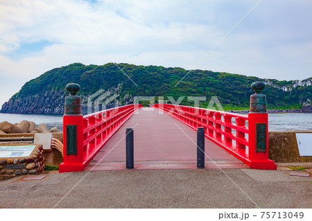 雄島の柱状節理と大湊神社の風景　福井県坂井市三国町にて 75713049