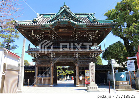 東京都葛飾区柴又の柴又帝釈天二天門と瑞龍の松 帝釈天題経寺 経栄山題経寺 瑞龍の松 東京都葛飾区柴又の柴又帝釈天二天門と瑞龍の松 帝釈天題経寺 経栄山題経寺 瑞龍の松 75713925