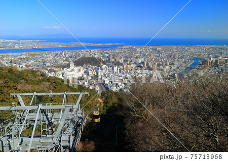 【徳島県】晴天下の徳島市街と眉山ロープウェイ 75713968