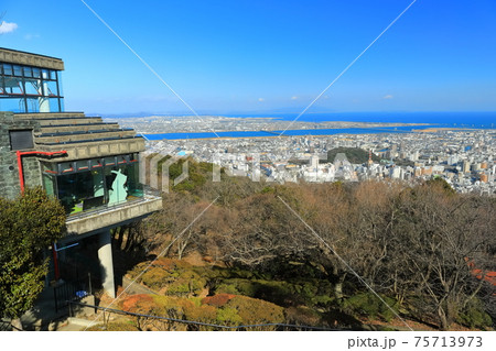 【徳島県】晴天下の眉山からの眺望（徳島市街） 75713973