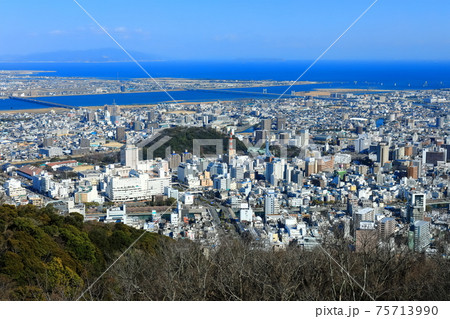 【徳島県】晴天下の眉山からの眺望（徳島市街） 75713990