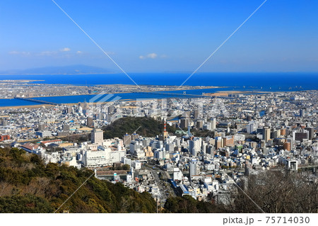 【徳島県】晴天下の眉山からの眺望（徳島市街） 75714030