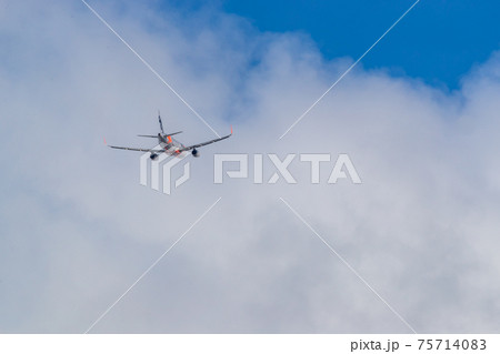 滑走路を離れ上昇する旅客機・飛行機・航空機 75714083