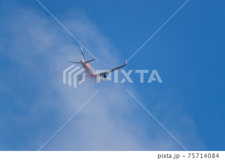 滑走路を離れ上昇する旅客機・飛行機・航空機 滑走路を離れ上昇する旅客機・飛行機・航空機 75714084