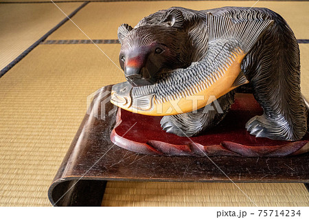 畳と木彫りの熊　 75714234