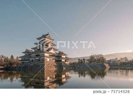 夜明けの松本城 75714326