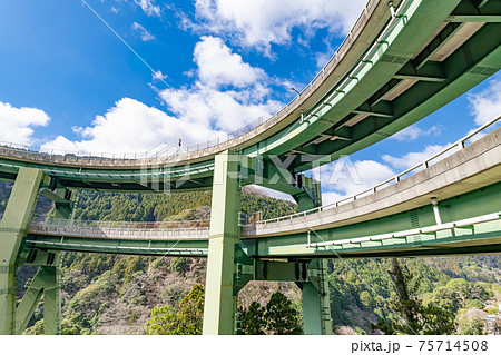 静岡県賀茂郡河津町 河津ループ橋と上条の河津桜 静岡県賀茂郡河津町 河津ループ橋と上条の河津桜 75714508