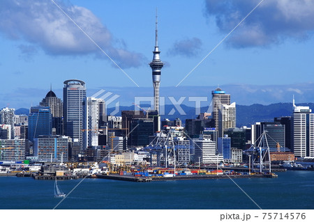 ニュージーランド北島オークランド　デボンポートからオークランド市街の眺め 75714576