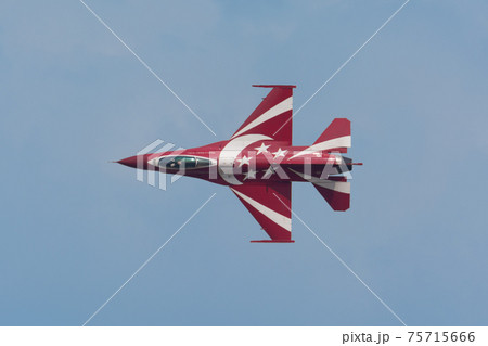 シンガポール空軍ブラックナイツのナイフエッジ シンガポール空軍ブラックナイツのナイフエッジ 75715666