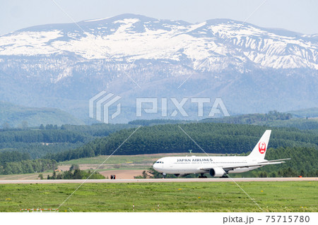 滑走路に向いタキシングする旅客機・飛行機・航空機 75715780