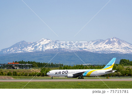 滑走路に向かいタキシングする旅客機・飛行機・航空機 75715781