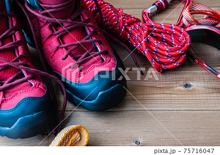 赤いトレッキングシューズ 登山道具 背景用素材 赤いトレッキングシューズ 登山道具 背景用素材 75716047