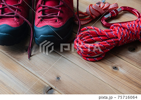 赤いトレッキングシューズ 登山道具 背景用素材 赤いトレッキングシューズ 登山道具 背景用素材 75716064