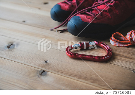 赤いトレッキングシューズ 登山道具 背景用素材 75716085