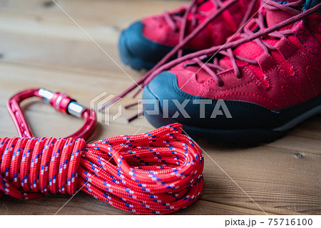 赤いトレッキングシューズ 登山道具 背景用素材 75716100
