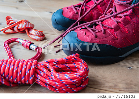赤いトレッキングシューズ 登山道具 背景用素材 赤いトレッキングシューズ 登山道具 背景用素材 75716103