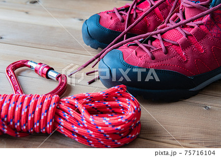 赤いトレッキングシューズ 登山道具 背景用素材 赤いトレッキングシューズ 登山道具 背景用素材 75716104