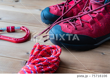 赤いトレッキングシューズ 登山道具 背景用素材 75716106