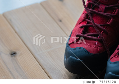 赤いトレッキングシューズ 登山道具 背景用素材 75716120