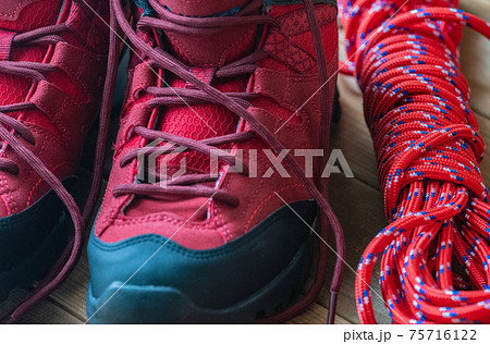 赤いトレッキングシューズ 登山道具 背景用素材 75716122