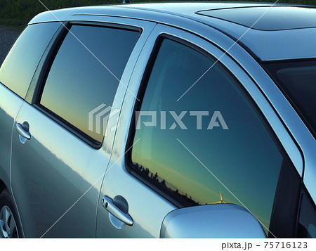 クルマの窓に映る空 クルマの窓に映る空 75716123