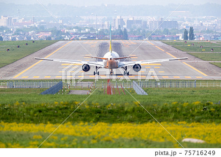 旭川空港を離陸する旅客機・飛行機・航空機 旭川空港を離陸する旅客機・飛行機・航空機 75716249