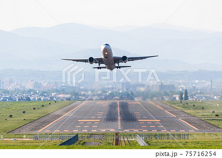 旭川空港を離陸する旅客機・飛行機・航空機 75716254