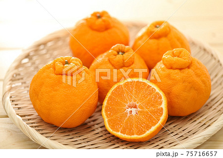 木目のテーブルでざるの上に並べた不知火_でこぽん 木目のテーブルでざるの上に並べた不知火_でこぽん 75716657