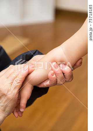 子供にクリームを塗るシニア 75718165