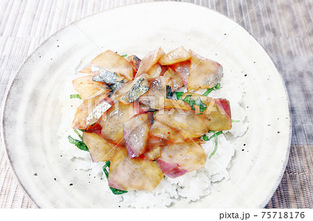 家庭的で素朴な自家製の「シマアジの漬け丼」水彩画風 家庭的で素朴な自家製の「シマアジの漬け丼」水彩画風 75718176