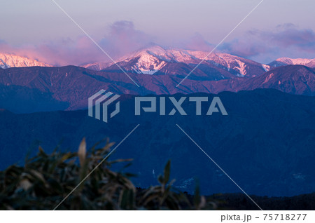 南アルプスのモルゲンロート 75718277