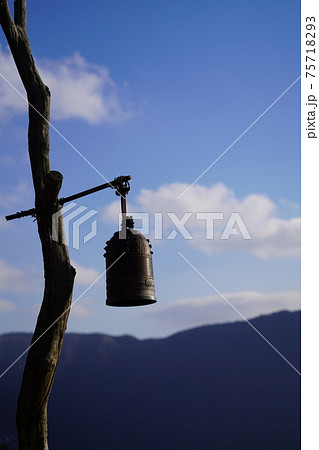 山の中の半鐘 山の中の半鐘 75718293