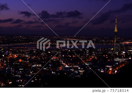 ニュージーランド北島オークランド マウントイーデンから市街の夕景 ニュージーランド北島オークランド マウントイーデンから市街の夕景 75718314
