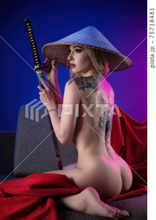 nude katana Nude playful woman with a katana in her hands Stock 写真 ...