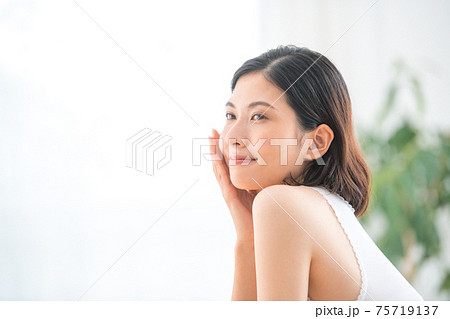 女性　ビューティー　若い 75719137