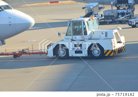空港で働く車 トーイングカー 羽田空港 東京都大田区 の写真素材