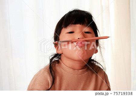 悩む子供 悩む子供 75719338