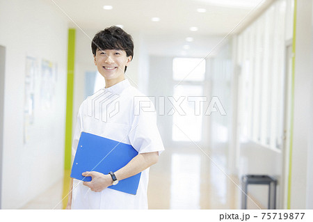 白衣の男性　ビジネス　医療　介護士　 75719877