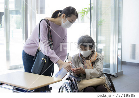 シニア女性 手指消毒 親子 シニア女性 手指消毒 親子 75719888