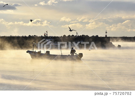 気嵐立つ漁港 75720702
