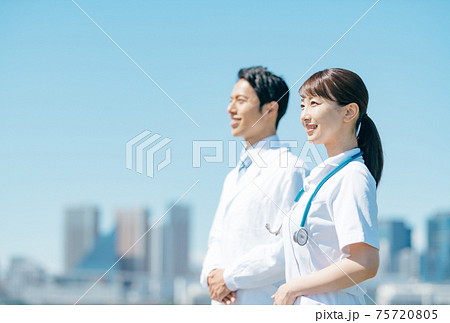 医療　屋外　白衣 75720805