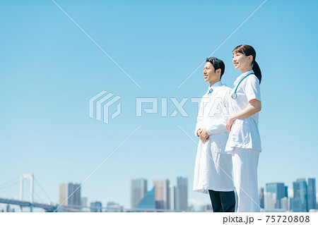 医療　屋外　白衣 75720808
