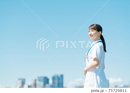 医療　屋外　白衣 75720811