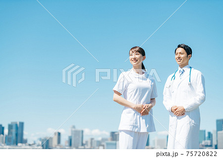 医療　屋外　白衣 75720822