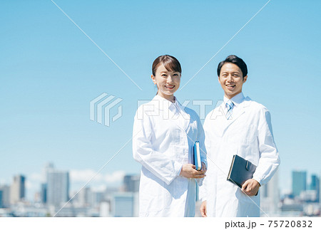 医療　屋外　白衣 75720832