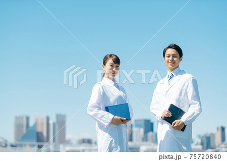 医療　屋外　白衣 75720840